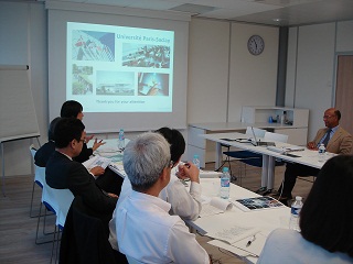 パリ・サクレー拠点　Caristan国際部長から「オペレーションキャンパス」プロジェクトのプレゼンテーション風景（写真）
