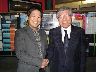 マックスプランク宇宙物理学研究所　小松所長と久間議員（写真）
