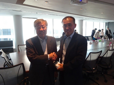 リム・チュアン・ポー長官（Lim Chuan Poh）と久間議員