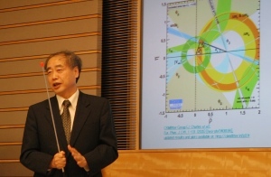 Professor Kobayashi explaining his research