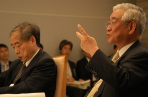 Professors Masukawa and Kobayashi exchanging views with council members