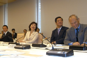Relevant ministers listening to Professor Yamanaka’s presentation