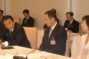 Professor Yamanaka exchanging views with council members