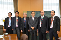 ホァンベトナム国家科学技術政策会議議長一行による表敬を受ける山口大臣（写真）