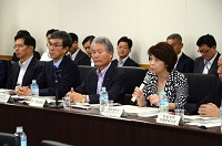 経済財政諮問会議との協力について説明される島尻大臣