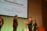 科学技術政策担当大臣賞を授与する鶴保大臣