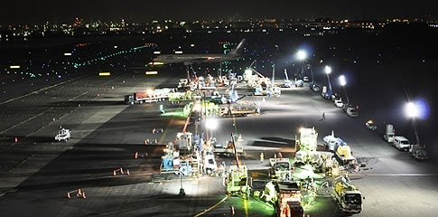 供用中の空港における施工事例（夜間施工）（画像）
