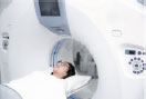 頭部MRI・MRA検査を受ける人の写真