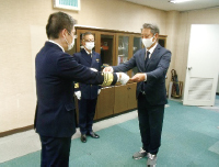 海上保安庁から日本ライフセービング協会へ感謝状を贈呈する様子