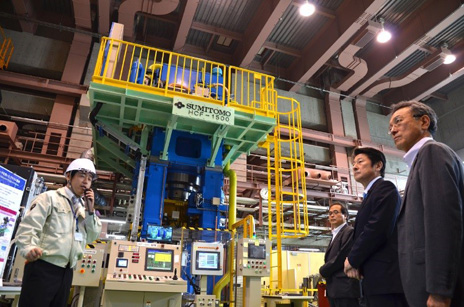 物質材料研究機構にてSIP-鍛造の説明を受ける松山大臣