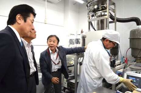 産業技術総合研究所にて全固体型電池の開発現場を視察する松山大臣