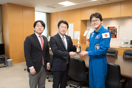 金井宇宙飛行士の訪問を受ける松山大臣と山下政務官