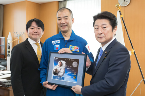 野口宇宙飛行士の訪問を受ける松山大臣と山下政務官