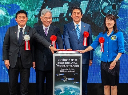 安倍総理とともにセレモニーに参加する平井大臣