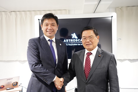 岡田創業者兼CEOと握手する竹本大臣
