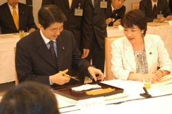 Prime Minister Abe has hands-on experience of functional fibers spun by nano technology