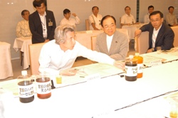 Prime Minister Koizumi takes a look at biodiesel fuel produced using the latest science and technology