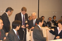 Prime Minister Abe experiences the advances made in automated spoken language translation technology