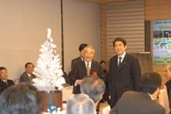 Prime Minister Abe experiences the reality of solar power technology