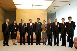 安倍総理、菅官房長官、山本科学技術政策担当大臣と総合科学技術会議有識者議員の集合写真　写真