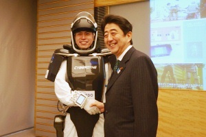 ロボットスーツHALと安倍総理　写真