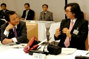 Council members exchanging views with Professor Sankai 