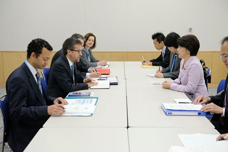 カルロス・モエダス委員と会談する島尻大臣（写真）