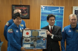 土井宇宙飛行士及びNASAの乗組員一行の岸田大臣表敬訪問について
                        【平成20年5月12日】