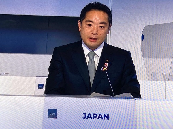 日本の科学技術の取組を紹介する井上大臣
