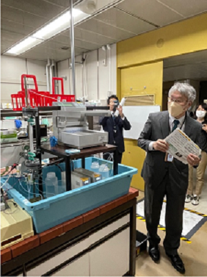 アンモニウム吸収回収技術の実証装置について説明する川本PM