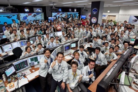 HTVミッションの成功を祝う運用管制室の職員（写真）