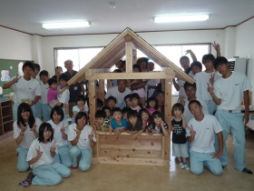 木製用遊具を、福島県郡山市内の幼稚園に4棟届けました。（写真）