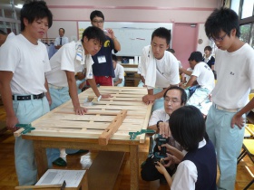 京都府立聾学校の生徒と共同授業を行い、パネルを完成させました。（写真）