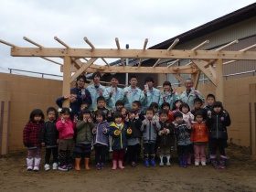 幼稚園の砂場に、北山杉を使ったパーゴラを製作・設置しました。（写真）