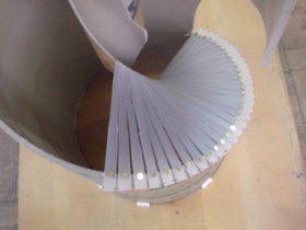 螺旋水車の羽根を作る（写真）