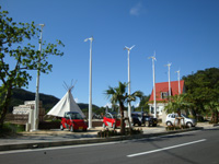 西表島に設置されたエアドルフィン群。EVの充電ステーションで電力を供給。