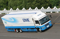 交通安全環境研究所・自動車試験で高速走行試験中の大型DMEトラック