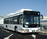 羽田空港内で実証試験中の非接触給電ハイブリッドバス 