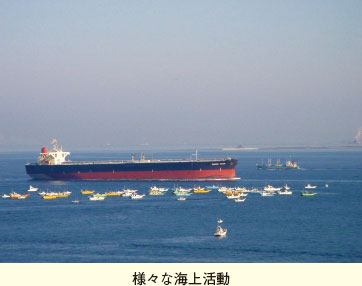 様々な海上活動。タンカー、貨物船、漁船などの船が活動している様子の写真