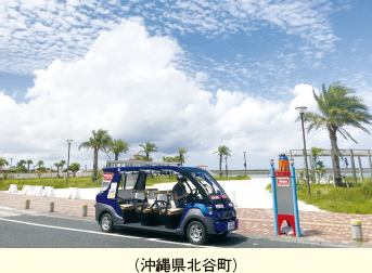 （沖縄県北谷町）。道路脇で自動運転車に乗っている人の写真