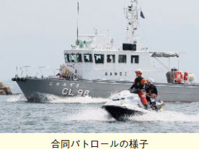 合同パトロールの様子。海上保安庁の巡視艇と水上オートバイが並んで航行している