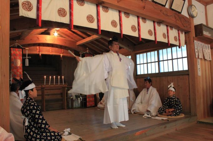 日吉神社の庭の舞