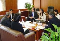沖縄経済に関する座談会の様子