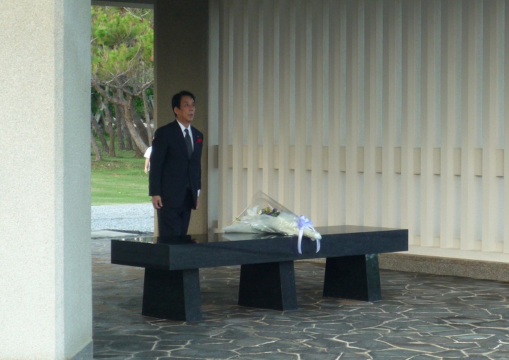 国立沖縄戦没者墓苑を参拝 