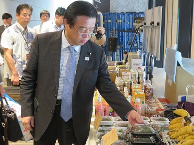 物産展で商品を手に取る福井大臣