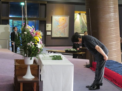 沖縄全戦没者追走式前夜祭で献花をする福井大臣