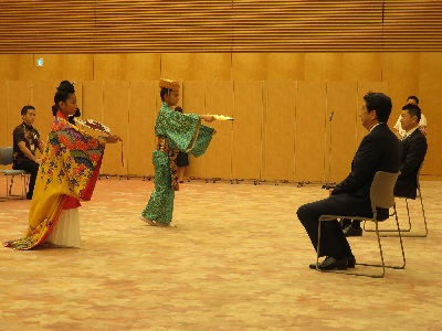 豆記者からの琉球舞踊の披露