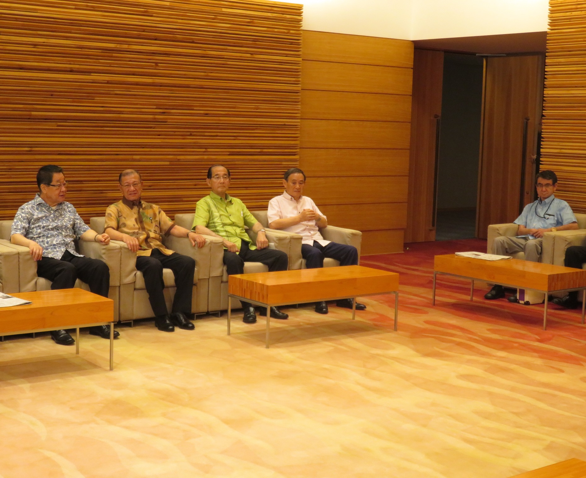 かりゆしウェアで閣議に臨む宮腰沖縄担当大臣（左から２人目）