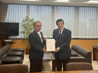 要請を受ける伊東沖縄担当大臣