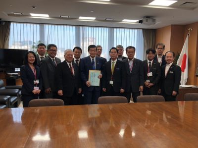 要請を受ける伊東沖縄担当大臣